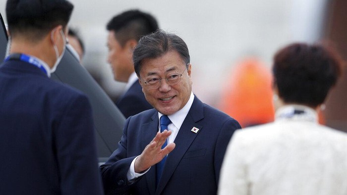 Sosok Eks Presiden Korsel yang Jadi Tersangka Dugaan Cari Jabatan untuk Mantu South Korea's President Moon Jae-in arrives at the airport in Newquay, England, for the G7 summit, Friday, June 11, 2021. (Peter Nicholls/Pool Photo via AP)