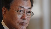 Penggeledahan itu bermula dari aduan yang diajukan empat tahun lalu mengenai kecurigaan pelanggaran hukum dalam perekrutan Seo, atau menantu Moon, dalam menduduki jabatan direktur eksekutif pada maskapai Thai Eastar Jet. Maskapai berbujet rendah itu didirikan oleh seorang politisi bernama Lee Sang Jik, yang juga mantan anggota parlemen Korsel selama dua periode dari Partai Demokratik yang berkuasa pada era pemerintahan Moon. AP/Laszlo Balogh