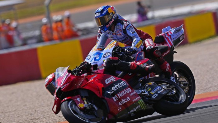 Spains rider Alex Marquez of the Gresini Racing MotoGP, right and Italian rider Francesco Bagnaia of the Ducati Lenovo Team collide during the MotoGP race at the Aragon Motorcycle Grand Prix at the MotorLand Aragon circuit, in Alcaniz, Spain, Sunday, Sept. 1, 2024. (AP Photo/Jose Breton)