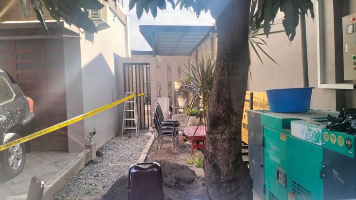 Suasana di rumah Cagub Aceh Bustami usai terdengar ledakan