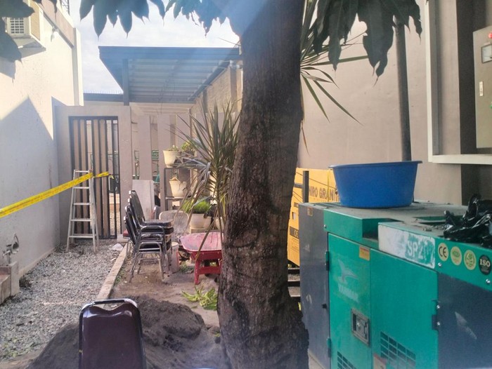 Suasana di rumah Cagub Aceh Bustami usai terdengar ledakan
