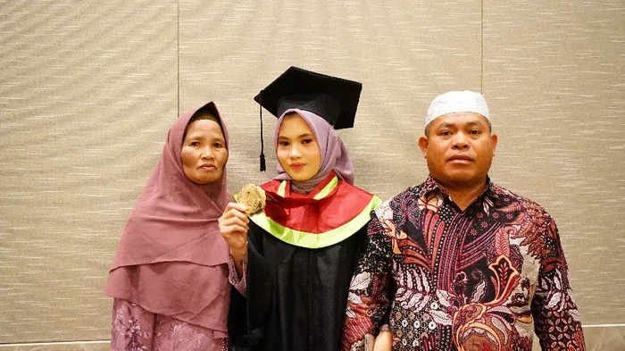 Susi dan kedua orang tuanya saat momen wisuda