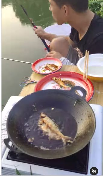 Tak Sabar! Pria Ini Mancing Dapat Ikan Langsung Digoreng