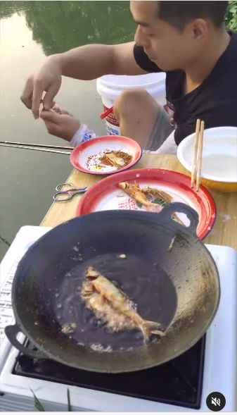 Tak Sabar! Pria Ini Mancing Dapat Ikan Langsung Digoreng