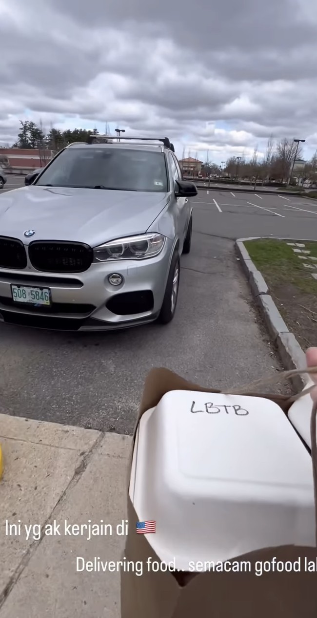 Dalam videonya Terry menjelaskan jika pengantar makanan di sana memang diharuskan mengendarai mobil. Terlihat beberapa netizen justru salfok dengan mobil BMW yang dikendarai Terry. Delivery food pake BMW..Semangaattt trs mbanya, komentar salah seorang netizen. Okelahh ... kang go food disana emang bedaa yaa pake BMW doong, tambah netizen lain. Foto: Instagram/@terryputri