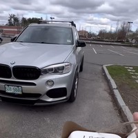 Dalam videonya Terry menjelaskan jika pengantar makanan di sana memang diharuskan mengendarai mobil. Terlihat beberapa netizen justru salfok dengan mobil BMW yang dikendarai Terry. Delivery food pake BMW..Semangaattt trs mbanya, komentar salah seorang netizen. Okelahh ... kang go food disana emang bedaa yaa pake BMW doong, tambah netizen lain. Foto: Instagram/@terryputri