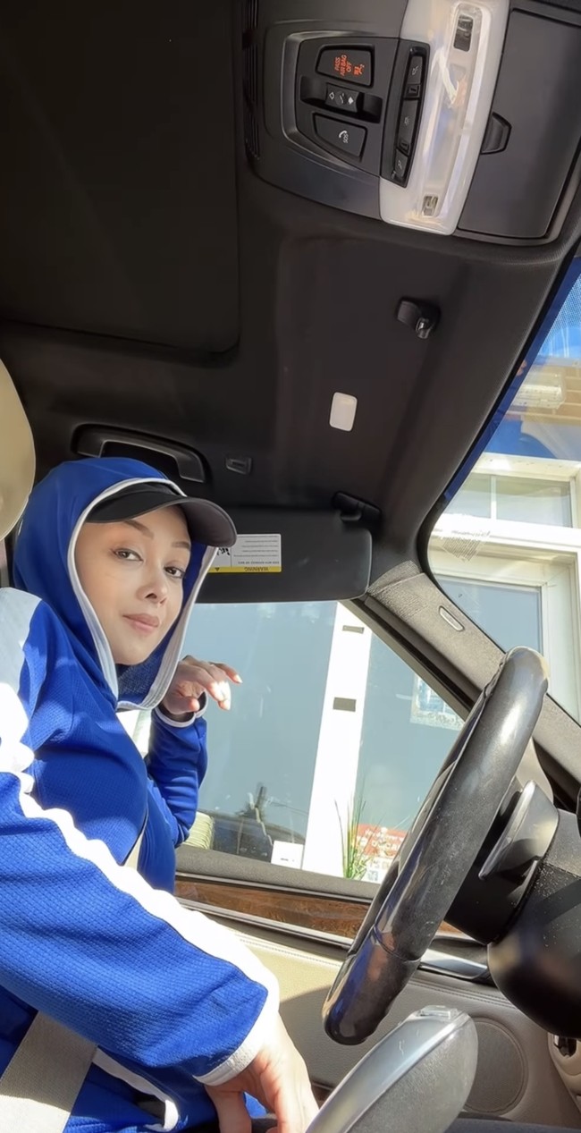 Terkadang Terry harus mengambil makanan yang dikirimnya melalui drive thru atau masuk langsung ke dalam restoran tersebut. Namun tentu pekerjannya itu juga memiliki aturan-aturan tersendiri. Foto: Instagram/@terryputri