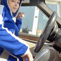 Terkadang Terry harus mengambil makanan yang dikirimnya melalui drive thru atau masuk langsung ke dalam restoran tersebut. Namun tentu pekerjannya itu juga memiliki aturan-aturan tersendiri. Foto: Instagram/@terryputri