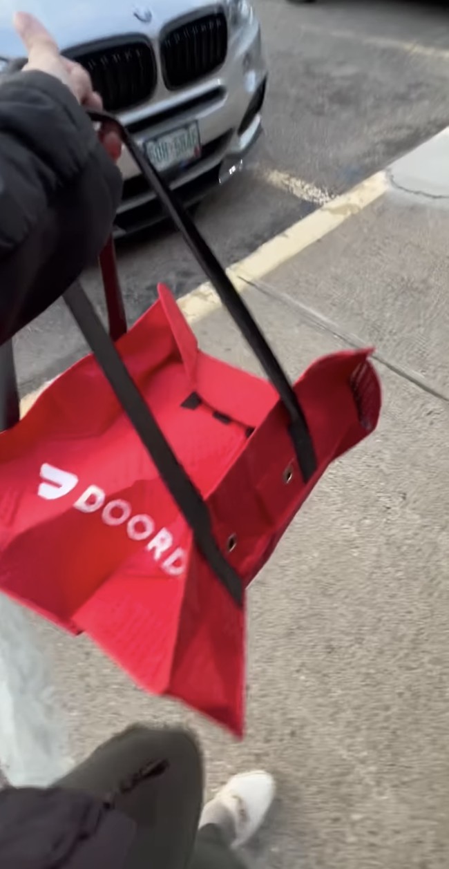 Salah satu aturannya ialah harus menggunakan pizza bag, seperti di dalam foto. Foto: Instagram/@terryputri