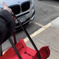 Salah satu aturannya ialah harus menggunakan pizza bag, seperti di dalam foto. Foto: Instagram/@terryputri