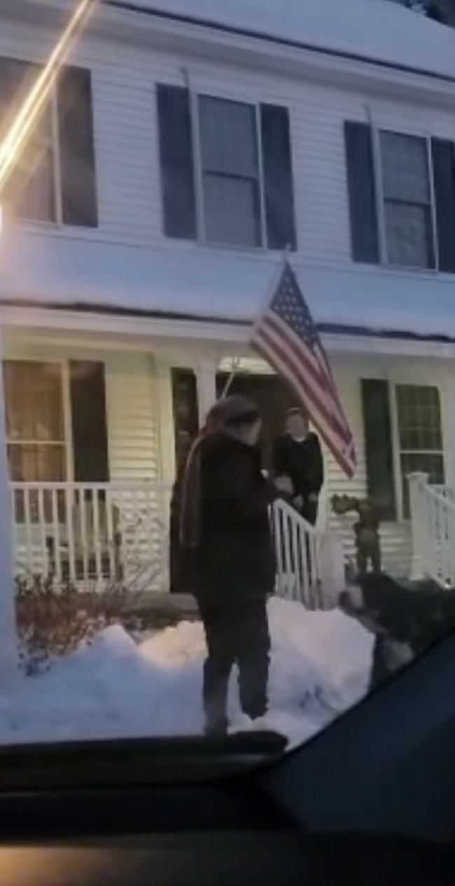 Terry juga sudah pernah mengantarkan paket di tengah salju, disambut anjing, serta harus melewati hutan yang gelap. The real, dimana bumi dipijak disitu.... diusahain! tulis keterangan unggahan Terry. Foto: Instagram/@terryputri