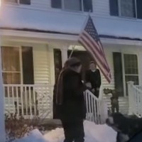 Terry juga sudah pernah mengantarkan paket di tengah salju, disambut anjing, serta harus melewati hutan yang gelap. The real, dimana bumi dipijak disitu.... diusahain! tulis keterangan unggahan Terry. Foto: Instagram/@terryputri