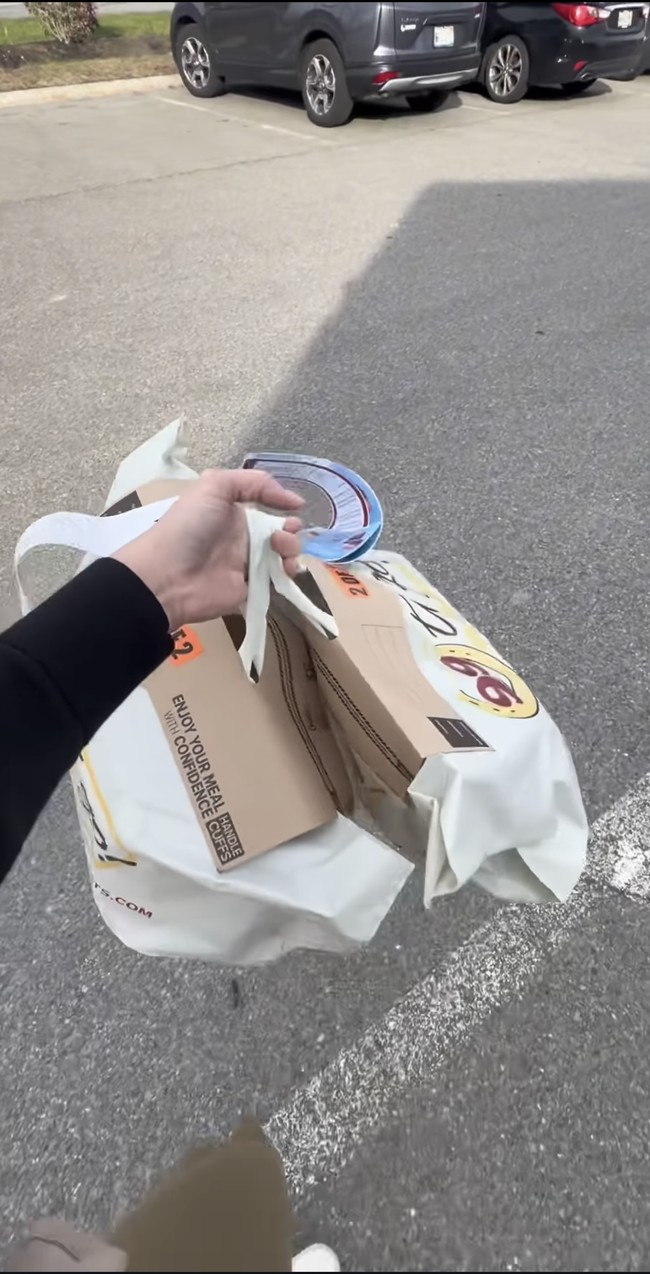 Terry mengungkapkan jika pekerjaannya fleksibel karena bisa disesuaikan dengan waktunya untuk membersihkan rumah dan mengurus suaminya. Foto: Instagram/@terryputri