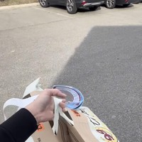 Terry mengungkapkan jika pekerjaannya fleksibel karena bisa disesuaikan dengan waktunya untuk membersihkan rumah dan mengurus suaminya. Foto: Instagram/@terryputri