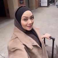 Presenter sekaaligus aktris Terry Putri membagikan kegiatannya selama tinggal di Amerika. Rupanya selama di sana Terry bekerja sebagai pengantar makanan. Foto: Instagram/@terryputri