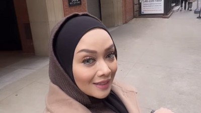 7 Foto Terry Putri Kerja Jadi Pengantar Makanan di Amerika, Mobilnya Disorot