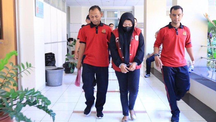 Tersangka DP (tengah) saat digelandang di Kantor Kejati DIY, Jogja, Senin (2/92024).