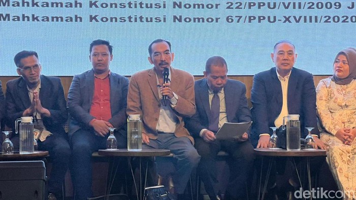 Tim kuasa hukum Helmi-Mian saat menggelar konferensi pers di Bengkulu.
