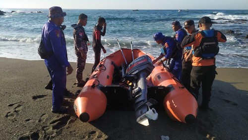 Tim SAR gabungan bersiap mencari pedagang ikan yang hilang di Pantai Waigete, Sikka, NTT.