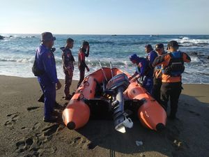 Pedagang Ikan Hanyut Saat Renang di Pantai Waigete