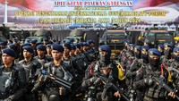 Sejumlah anggota Brimob mengikuti apel gelar pasukan gabungan di Lapangan B3, Mabes TNI, Cilangkap, Jakarta, Senin (2/9/2024).