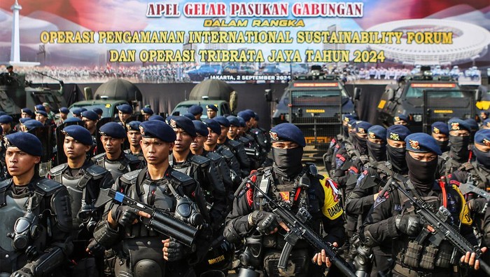 Pangkogabwilhan I Laksdya TNI Agus Hariadi (kiri) bersama Komandan Korps Brimob Polri Komjen Pol Imam Widodo (tengah) memeriksa pasukan pada Apel Gelar Pasukan Gabungan di Lapangan B3, Mabes TNI, Cilangkap, Jakarta, Senin (2/9/2024). Apel pasukan gabungan tersebut dalam rangka pengamanan VVIP pada penyelenggaraan kegiatan International Sustainability Forum (ISF) tahun 2024 dan kedatangan Paus Fransiskus di Jakarta yang melibatkan sekitar 4.300 personel TNI dan 4.730 anggota Polri. ANTARA FOTO/Asprilla Dwi Adha/Spt.