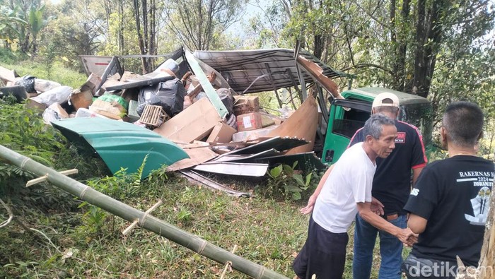 Truk pengangkut paket terjun ke jurang di Gentong Tasikmalaya.