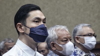 Tutupi Muka dengan Masker, Harvey Moeis Jalani Sidang Lanjutan
