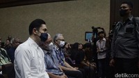 Sementara satu saksi Ikwan Azwardi dilakukan secara daring. Hal ini dilakukan karena saksi tersebut masih ditahan di rumah tahanan (Rutan) Pangkal Pinang. 