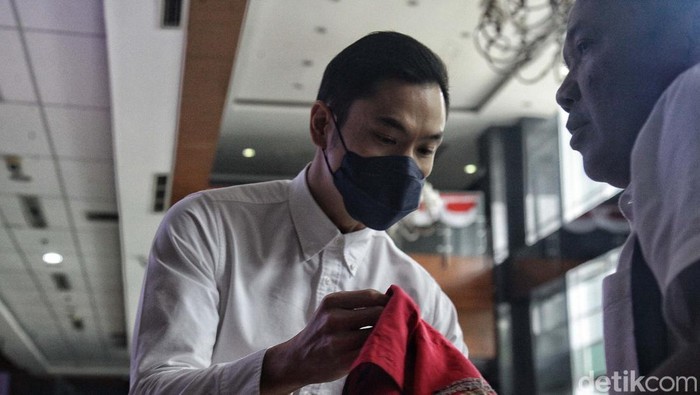 Tutupi Muka dengan Masker, Harvey Moeis Jalani Sidang Lanjutan Harvey Moeis, Suparta dan Reza Andriansyah mengikuti sidang lanjutan di Pengadilan Tipikor, Jakarta. Sidang menghadirkan saksi-saksi dari jaksa penuntut umum (JPU).