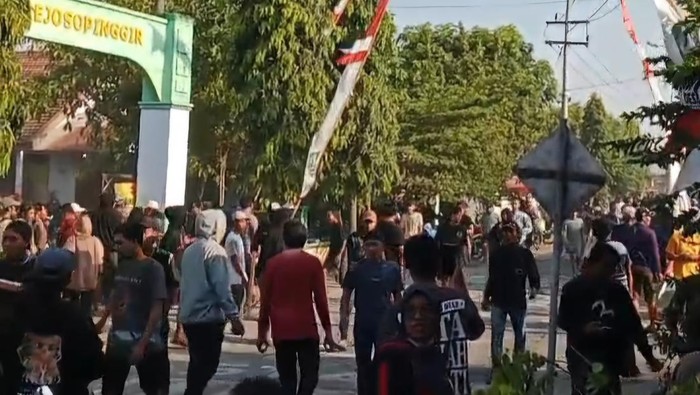 Viral tawuran antar-penonton saat karnaval di Jombang