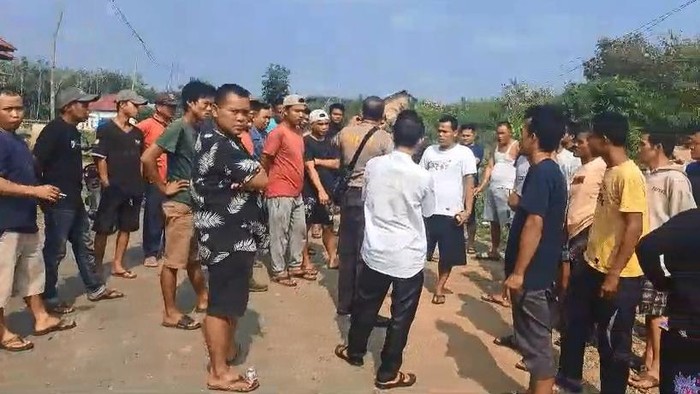 Warga Bungo, Jambi, memblokir jalan protes aktivitas penambangan emas tanpa izin