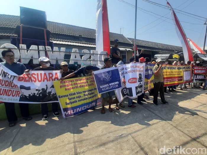 Warga Desa Winong, Kecamatan Winong, Kabupaten Pati, demo di kantor kecamatan, Senin (2/9/2024). Mereka meminta Kades Winong mundur dari jabatannya karena diduga korupsi.