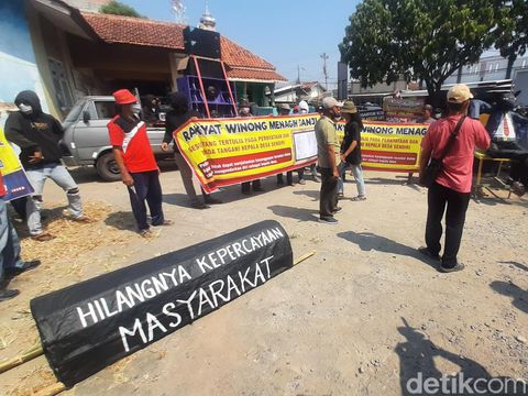 Warga Desa Winong, Kecamatan Winong, Kabupaten Pati, demo di kantor kecamatan, Senin (2/9/2024). Mereka meminta Kades Winong mundur dari jabatannya karena diduga korupsi.