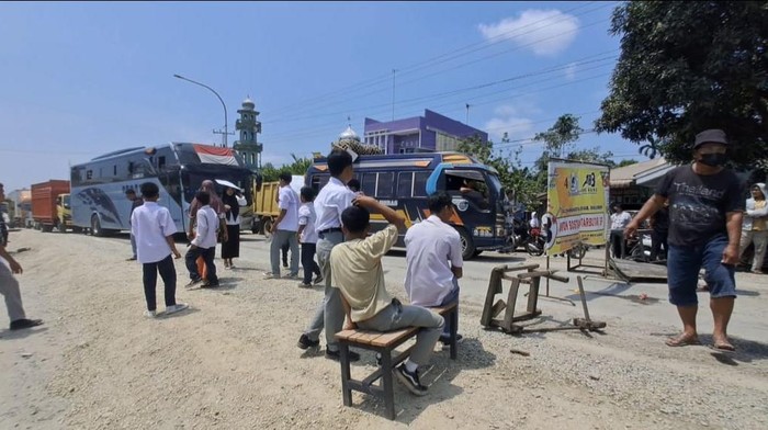 Warga di Batu Bara memblokir jalan di proyek jalan nasional karena dampak debu yang ditimbulkan. (Istimewa)