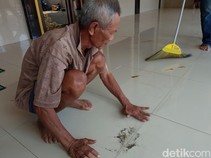 Warga RW 01 Pesisir Selatan, Kelurahan Panjunan, Kota Cirebon mengeluhkan dampak debu dari stockpile batu bara di Pelabuhan Cirebon
