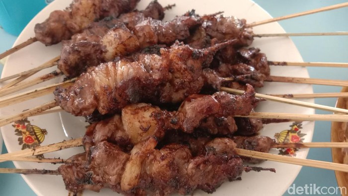 Warung sate Mang Rum merupakan salah satu sate legendaris di Juntinyuat Kabupaten Indramayu