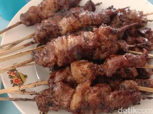 Sedapnya Sate Mang Rum Juntinyuat yang Jadi Langganan Turis Asing