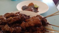 Seperti di Jalan Raya yang melintasi Kecamatan Juntinyuat, Kabupaten Indramayu, terdapat kedai sate yang cukup terkenal. Ialah sate Mang Rum yang sudah ada sejak tahun 1975.