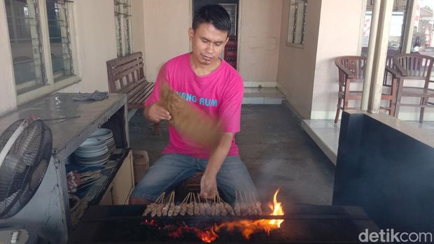 Warung sate Mang Rum merupakan salah satu sate legendaris di Juntinyuat Kabupaten Indramayu