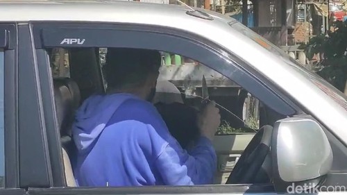 WN Rusia todongkan pisau saat coba merampas mobil taksi online di Jalan Raya Bedulu (arah ke Ubud), Kecamatan Blahbatuh, Gianyar, Bali, Senin (2/9/2024). (Putu Krista/detikBali)
