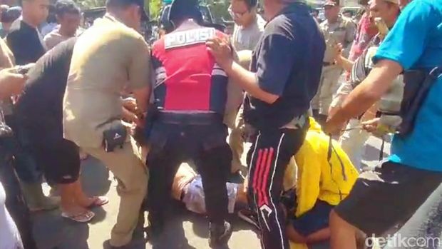 WN Rusia yang lakukan percobaan perampasan di Jalan Raya Bedulu, Gianyar, diamuk massa, Senin (2/9/2024). ( Putu Krista/detikBali)