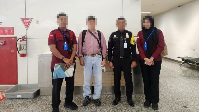 WNA Jepang berinisial HS didortasi dari Indonesia karena salahgunakan ijin tinggal di Bali, Jumat (30/8/2024). (Dok. Imigrasi)