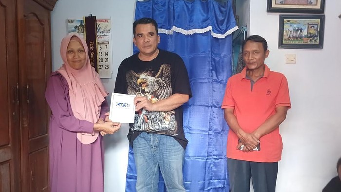 AKP Decky Tjahjono Tri Yoga memberikan hadiah umrah untuk siswa SMAN Kota Pasuruan korban bully.