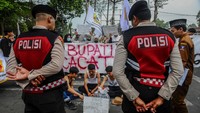 Sehingga masyarakat setempat tidak bisa memanfaatkan air sungai untuk kebutuhan sehari-hari.