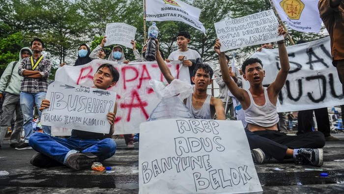 Sejumlah mahasiswa dari Gerakan Mahasiswa Serang Utara (Gamsut) melakukan aksi memprotes pencemaran Sungai Ciujung di Pendopo Bupati Kabupaten Serang, Kota Serang, Banten, Selasa (3/9/2024). Aksi tersebut merupakan bentuk protes terhadap Pemkab Serang atas tidak adanya penanganan terkait sungai yang tercemar limbah industri sehingga masyarakat setempat tidak bisa memanfaatkan air sungai untuk kebutuhan sehari-hari. ANTARA FOTO/Muhammad Bagus Khoirunas/tom.