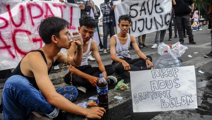 Sejumlah mahasiswa dari Gerakan Mahasiswa Serang Utara (Gamsut) melakukan aksi memprotes pencemaran Sungai Ciujung di Pendopo Bupati Kabupaten Serang, Kota Serang, Banten, Selasa (3/9/2024). Aksi tersebut merupakan bentuk protes terhadap Pemkab Serang atas tidak adanya penanganan terkait sungai yang tercemar limbah industri sehingga masyarakat setempat tidak bisa memanfaatkan air sungai untuk kebutuhan sehari-hari. ANTARA FOTO/Muhammad Bagus Khoirunas/tom.