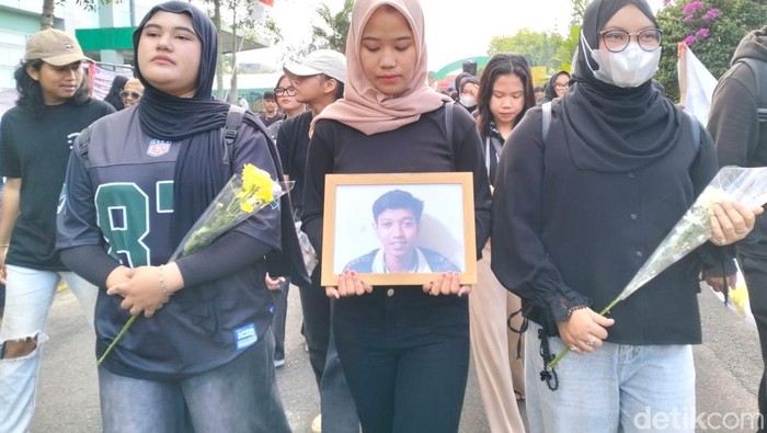 Aksi solidaritas mahasiswa Unper Tasikmalaya untuk Rega Haikal