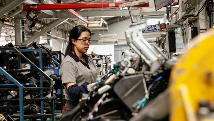 People work on one of the production lines at the General Motors GM.N factory in Ecuador, which will stop production amid pressure from competitors but still sell vehicles in the country, in Quito, Ecuador September 2, 2024. REUTERS/Karen Toro