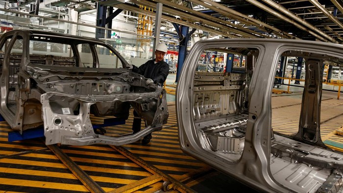 Aktivitas Produksi Mobil di Pabrik GM Ekuador yang Bakal Tutup Selamanya People work on one of the production lines at the General Motors' GM.N factory in Ecuador, which will stop production amid pressure from competitors but still sell vehicles in the country, in Quito, Ecuador September 2, 2024. REUTERS/Karen Toro